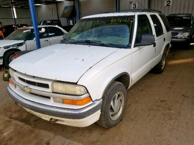 1GNDT13W2W2166880 - 1998 CHEVROLET BLAZER WHITE photo 2