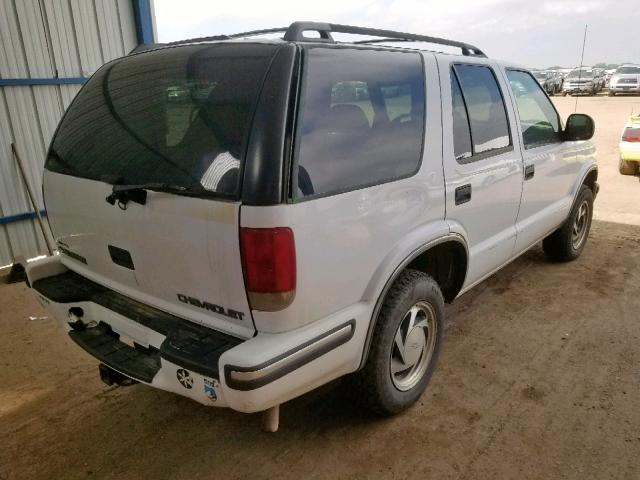 1GNDT13W2W2166880 - 1998 CHEVROLET BLAZER WHITE photo 4