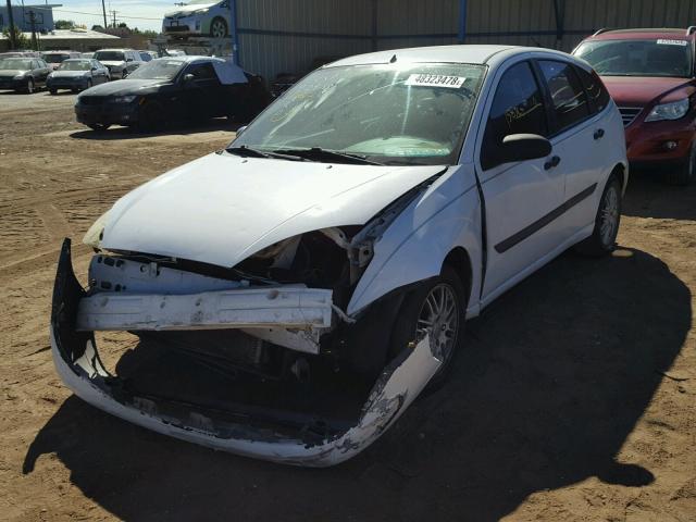 3FAFP37363R181901 - 2003 FORD FOCUS ZX5 WHITE photo 2