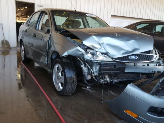 1FAHP34N45W166506 - 2005 FORD FOCUS ZX4 GRAY photo 1