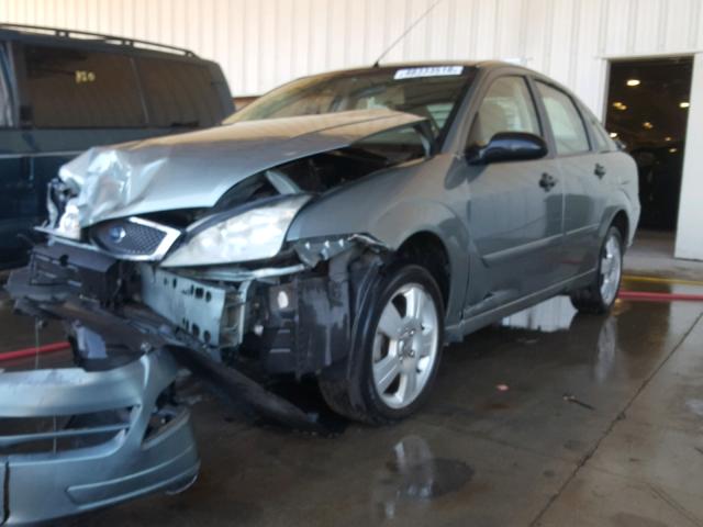 1FAHP34N45W166506 - 2005 FORD FOCUS ZX4 GRAY photo 2