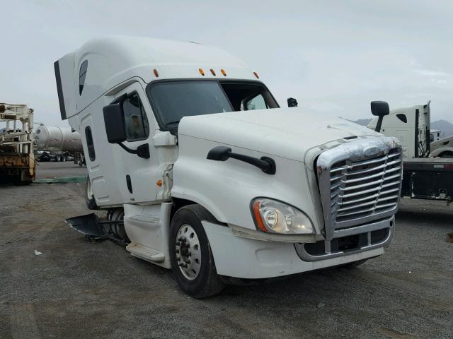 3AKJGLD53FSGE4537 - 2015 FREIGHTLINER CASCADIA 1 WHITE photo 1