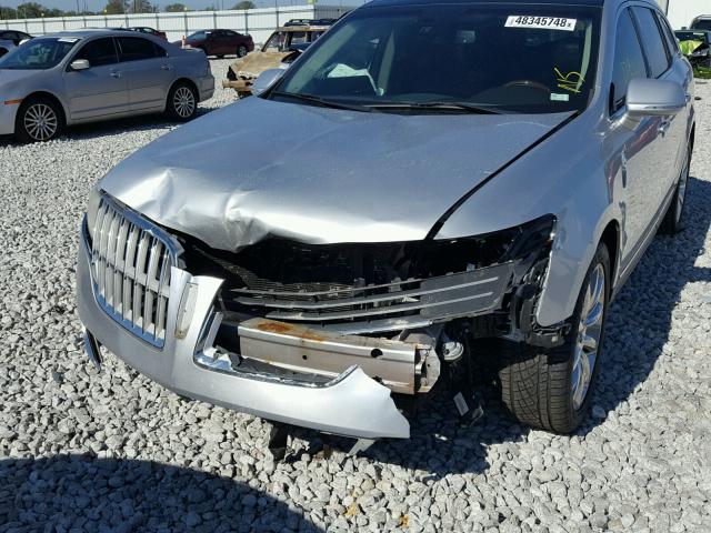 2LMHJ5AR4BBJ52570 - 2011 LINCOLN MKT SILVER photo 9