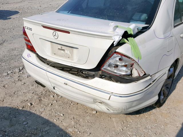 WDBRF52H67F895196 - 2007 MERCEDES-BENZ C 230 WHITE photo 9