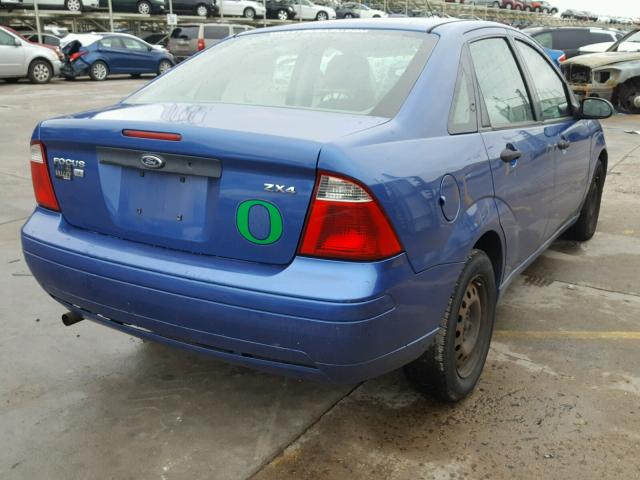 1FAFP34N85W316463 - 2005 FORD FOCUS ZX4 BLUE photo 4