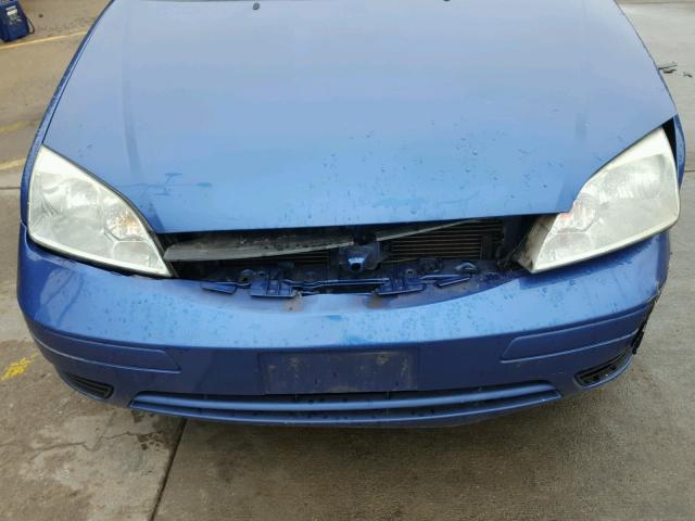 1FAFP34N85W316463 - 2005 FORD FOCUS ZX4 BLUE photo 9