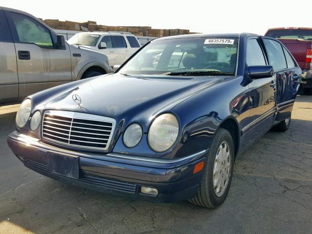 WDBJF55F8VA409425 - 1997 MERCEDES-BENZ E 320 BLUE photo 2