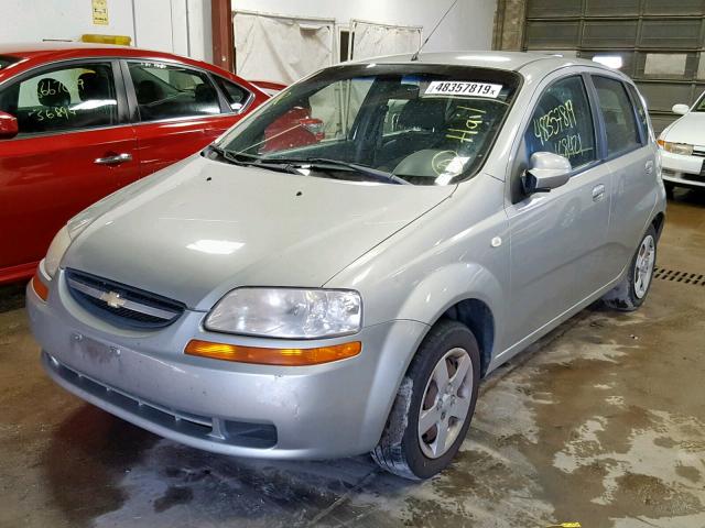 KL1TD62645B424385 - 2005 CHEVROLET AVEO BASE 银色 照片 2