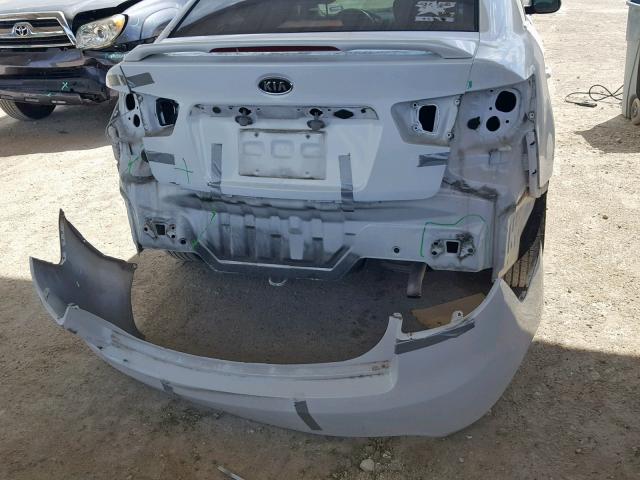 KNAFU4A29B5376687 - 2011 KIA FORTE EX WHITE photo 9