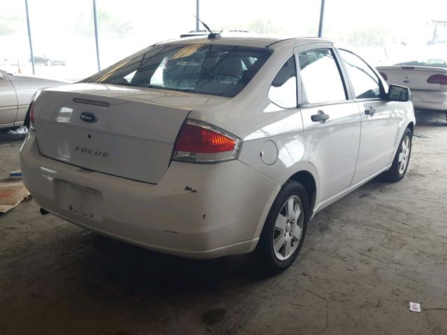 1FAHP34N98W137376 - 2008 FORD FOCUS S/SE WHITE photo 4