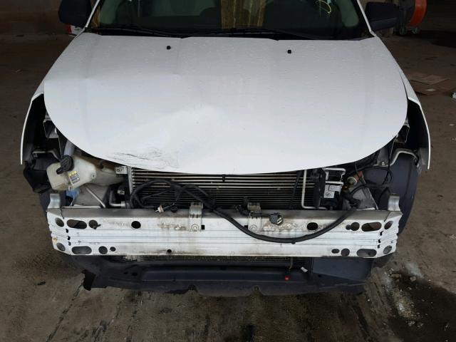 1FAHP34N98W137376 - 2008 FORD FOCUS S/SE WHITE photo 9