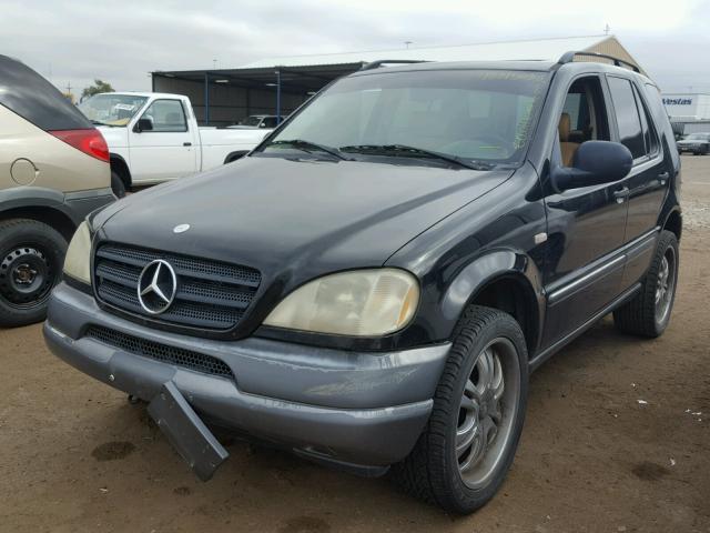 4JGAB54EXXA119692 - 1999 MERCEDES-BENZ ML 320 BLACK photo 2