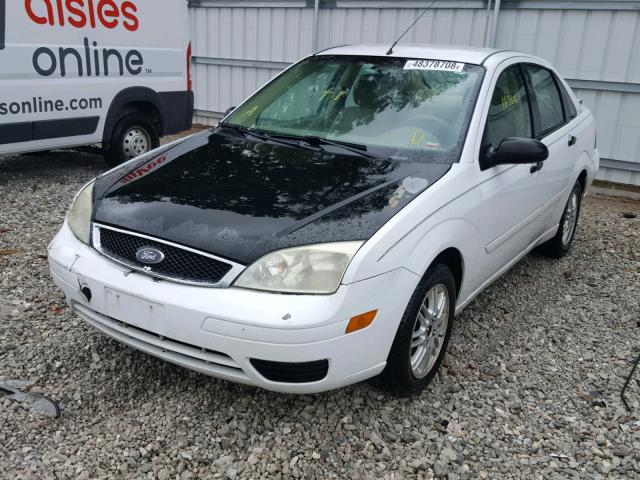 1FAFP34N75W263903 - 2005 FORD FOCUS ZX4 WHITE photo 2