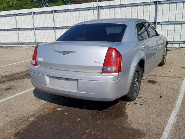 2C3JA43R95H123015 - 2005 CHRYSLER 300 SILVER photo 4