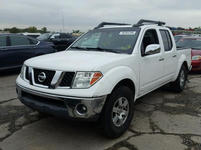 1N6AD07U86C414052 - 2006 NISSAN FRONTIER C WHITE photo 2