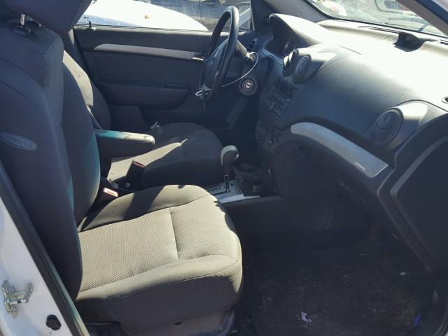 KL1TD5DE4BB135811 - 2011 CHEVROLET AVEO LS WHITE photo 5