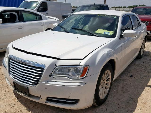 2C3CCAAGXCH284098 - 2012 CHRYSLER 300 WHITE photo 2