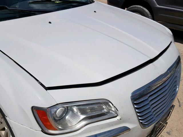 2C3CCAAGXCH284098 - 2012 CHRYSLER 300 WHITE photo 9