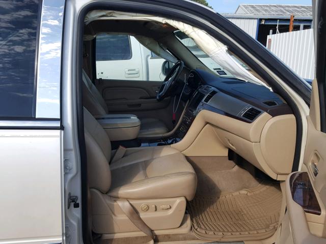 1GYFC13279R218864 - 2009 CADILLAC ESCALADE WHITE photo 5