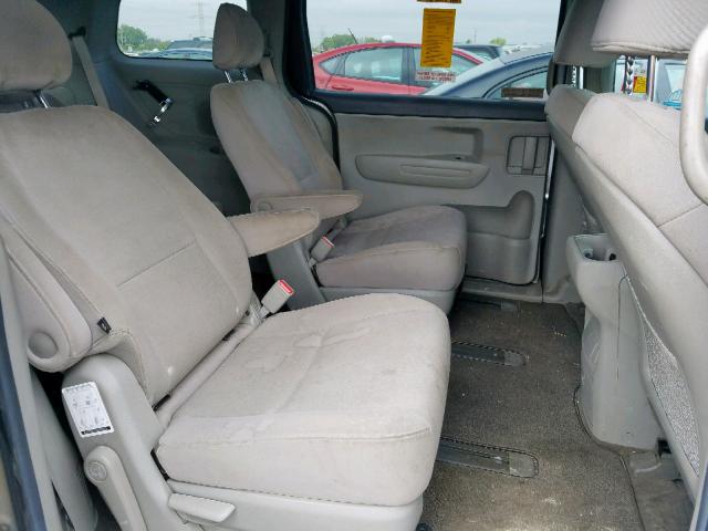 KNDMB5C19F6038426 - 2015 KIA SEDONA LX SILVER photo 6