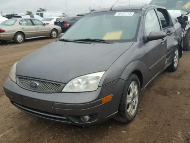 1FAFP38ZX5W126757 - 2005 FORD FOCUS ZX4 GRAY photo 2