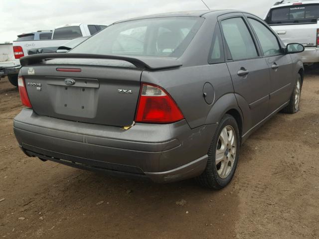 1FAFP38ZX5W126757 - 2005 FORD FOCUS ZX4 GRAY photo 4