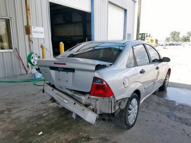 1FAFP34N27W266632 - 2007 FORD FOCUS ZX4 SILVER photo 4