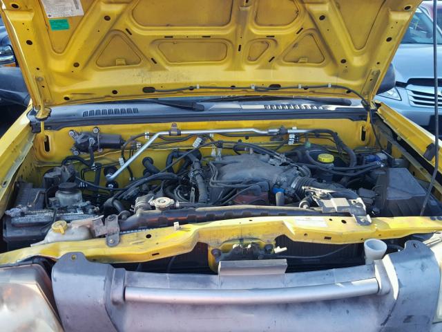 1N6ED29X72C305547 - 2002 NISSAN FRONTIER C YELLOW photo 7