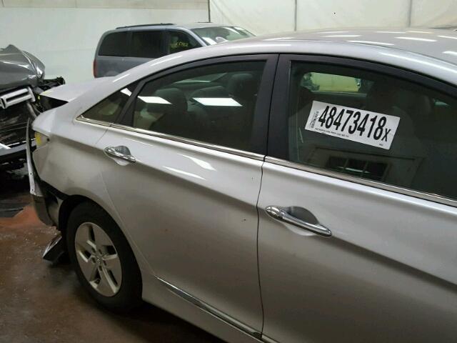 KMHEC4A4XBA003602 - 2011 HYUNDAI SONATA HYB SILVER photo 9