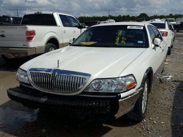 1LNHM82W63Y613927 - 2003 LINCOLN TOWN CAR S WHITE photo 2