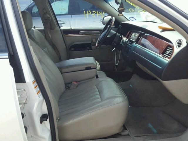 1LNHM82W63Y613927 - 2003 LINCOLN TOWN CAR S WHITE photo 5