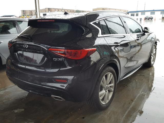 SJKCH5CPXJA044429 - 2018 INFINITI QX30 BASE GRAY photo 4