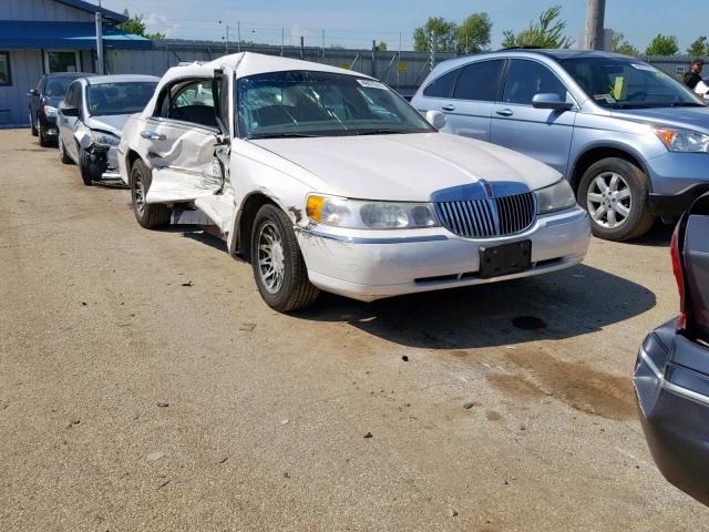 1LNHM82W11Y703077 - 2001 LINCOLN TOWN CAR S WHITE photo 1