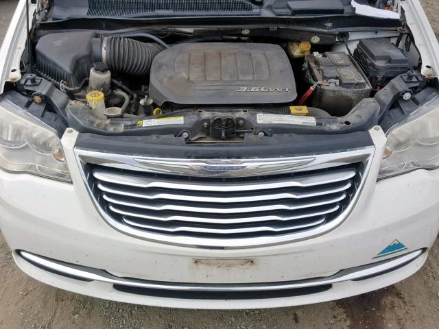 2A4RR8DG6BR641806 - 2011 CHRYSLER TOWN & COU WHITE photo 7