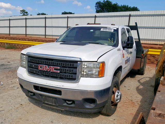 1GT422C88BF226280 - 2011 GMC SIERRA K35 WHITE photo 2