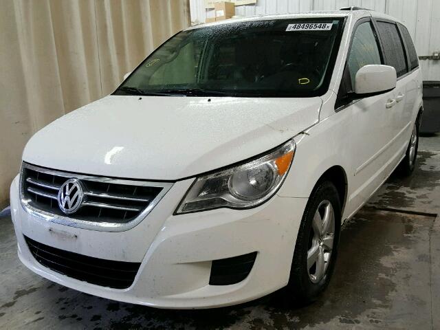 2V4RW3DG2BR740257 - 2011 VOLKSWAGEN ROUTAN SE WHITE photo 2