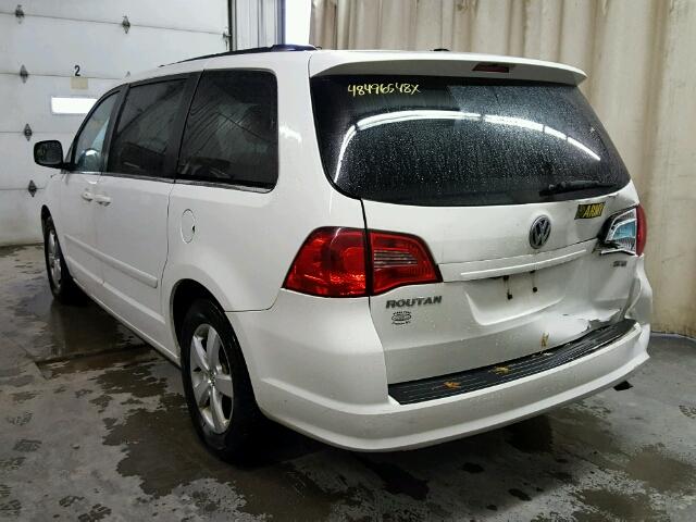 2V4RW3DG2BR740257 - 2011 VOLKSWAGEN ROUTAN SE WHITE photo 3