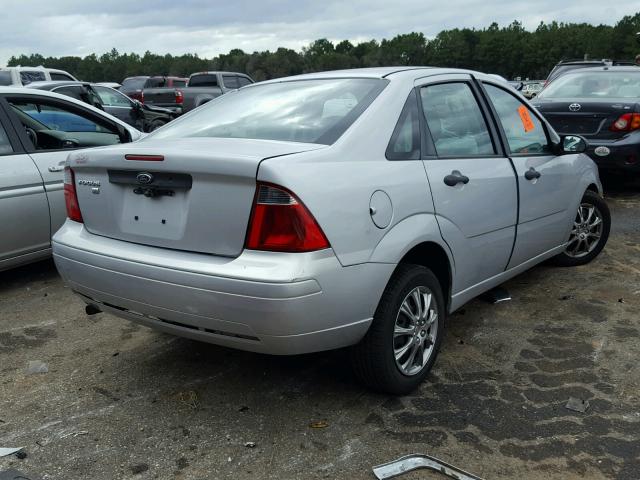 1FAFP34N67W252071 - 2007 FORD FOCUS ZX4 SILVER photo 4