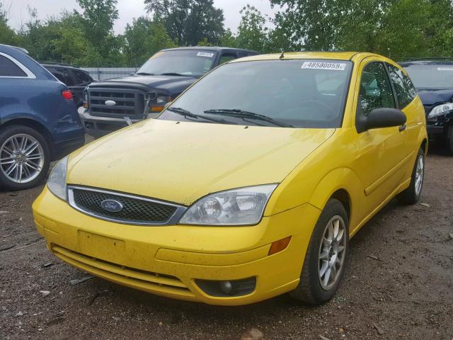 3FAFP31N35R135116 - 2005 FORD FOCUS ZX3 YELLOW photo 2