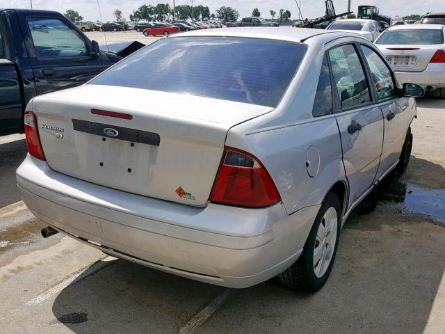 1FAHP34N57W204697 - 2007 FORD FOCUS ZX4 SILVER photo 4