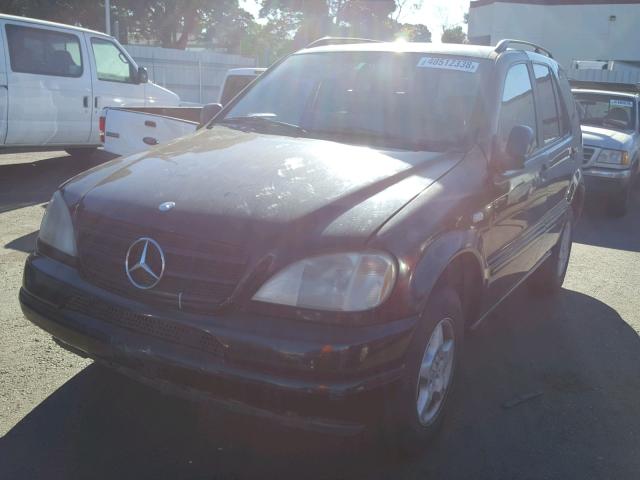 4JGAB54E2WA023909 - 1998 MERCEDES-BENZ ML 320 BLACK photo 2