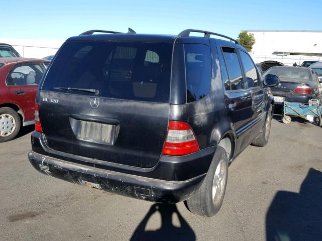 4JGAB54E2WA023909 - 1998 MERCEDES-BENZ ML 320 BLACK photo 4