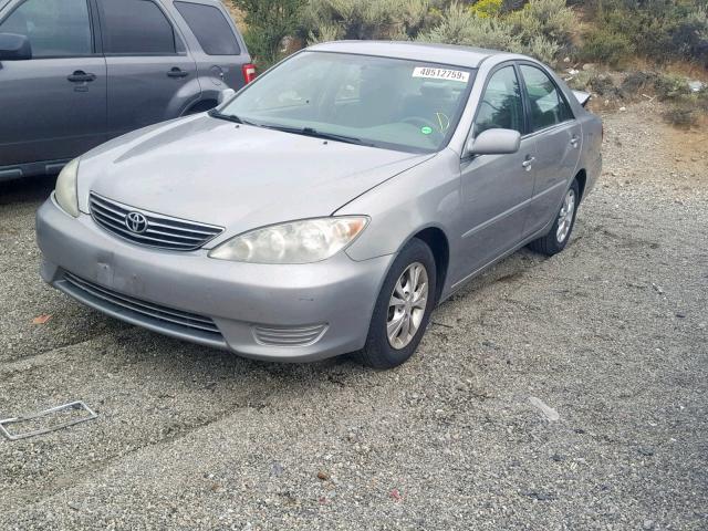 4T1BE32K55U971520 - 2005 TOYOTA CAMRY LE SILVER photo 2