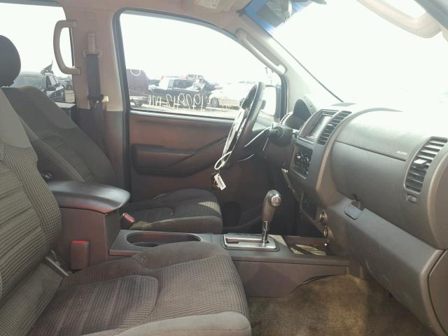 1N6AD07U95C438665 - 2005 NISSAN FRONTIER C BLUE photo 5