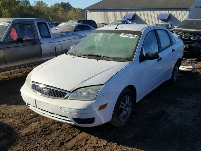 1FAFP34N16W246998 - 2006 FORD FOCUS ZX4 WHITE photo 2