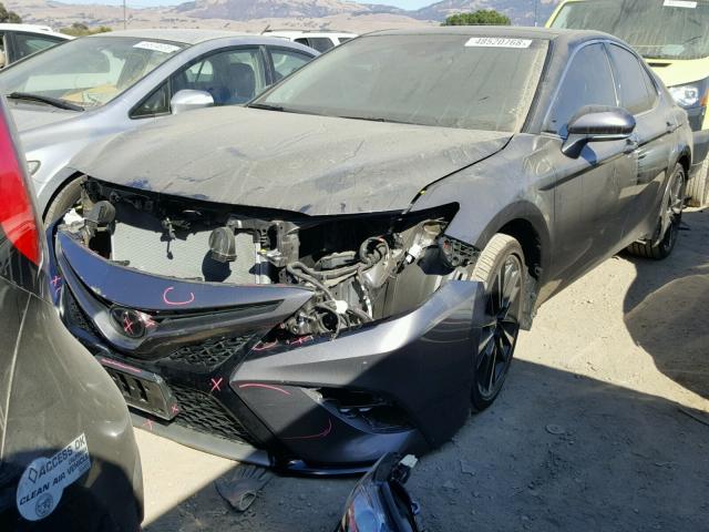 4T1B61HK3JU046348 - 2018 TOYOTA CAMRY XSE CHARCOAL photo 2