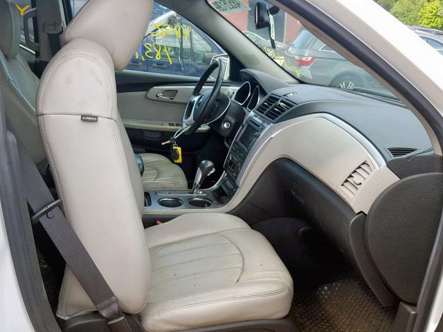 1GNLVHEDXAS133628 - 2010 CHEVROLET TRAVERSE L WHITE photo 5