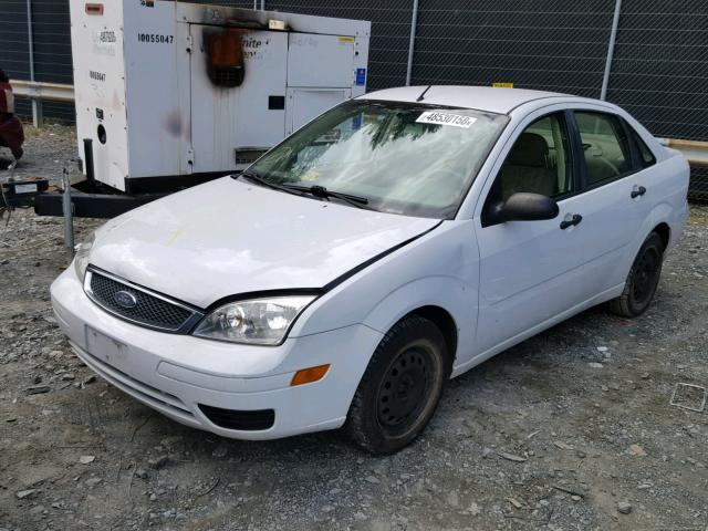 1FAFP34N35W127753 - 2005 FORD FOCUS ZX4 WHITE photo 2