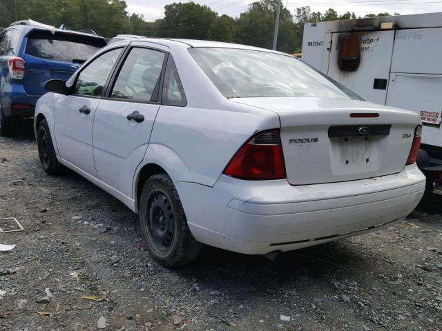 1FAFP34N35W127753 - 2005 FORD FOCUS ZX4 WHITE photo 3