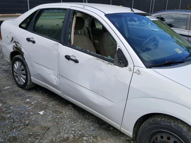 1FAFP34N35W127753 - 2005 FORD FOCUS ZX4 WHITE photo 9